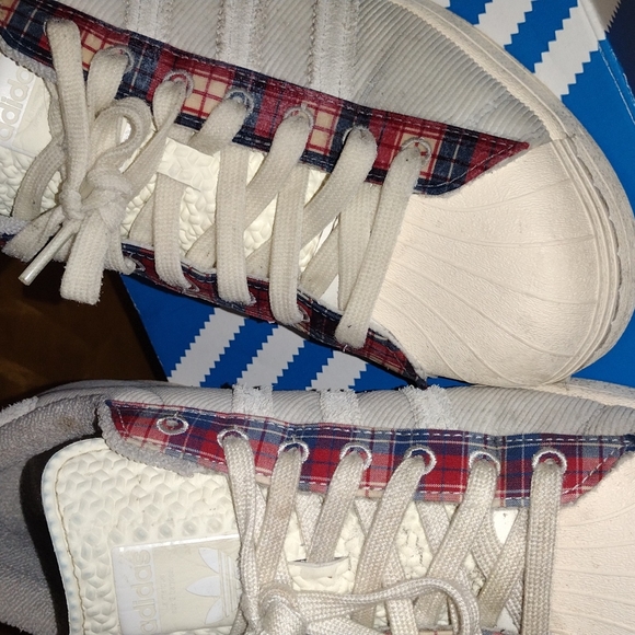 Addidas superstars with box and sale price at outlet on it for 80 I paid. Worn 4 - Picture 5 of 5